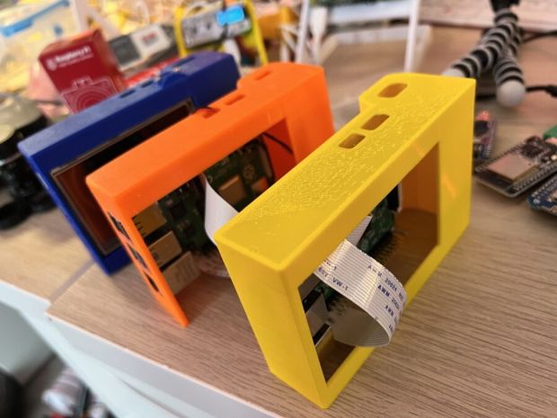 筐体内部にはRaspberry-Pi-2／3／4とバッテリーを内蔵可能　出展：Raspberry-Pi-公式ブログ